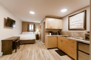 Kuchyň nebo kuchyňský kout v ubytování Lone Star Motel