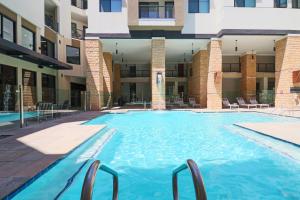 - une piscine au milieu d'un bâtiment dans l'établissement Private Rooftop Terrance-Walk Score 81-Shopping District-King Bed-Parking 4020, à Scottsdale