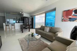 uma sala de estar com um sofá e uma mesa em Apartamento Amoblado en Cinta costera Panama largas estadias na Cidade do Panamá