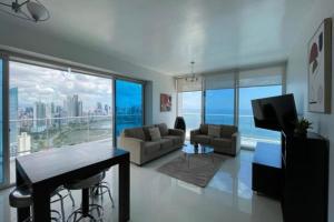 uma sala de estar com vista para a cidade em Apartamento Amoblado en Cinta costera Panama largas estadias na Cidade do Panamá
