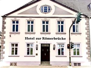 un edificio blanco con una puerta negra y una luz de la calle en Hotel zur Römerbrücke, en Neuwied