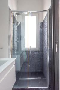 um chuveiro com uma porta de vidro na casa de banho em HomeHouse Candia - Vatican Attic em Roma