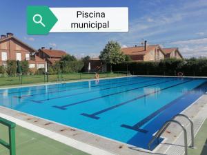 una piscina in vendita in una villa con ampia piscina di La Casita de Irene a Rodezno