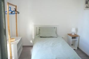ein kleines Schlafzimmer mit einem Bett und einem Nachttisch in der Unterkunft Douceur en Baie, maison neuve - 4 à 6 pers in Saint-Valery-sur-Somme
