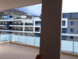 een uitzicht vanaf het balkon van een gebouw bij Aura in Vlorë