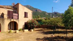 ガレリアにあるRésidence Palmarellaの山を背景にした家
