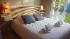Postel nebo postele na pokoji v ubytování Chambre d'hôtes avec terrasse, meublé tourisme 1 étoile + 16 fotografií
