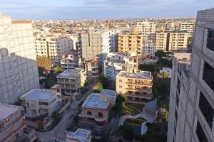 een luchtzicht op een stad met hoge gebouwen bij a lovely cozy flat by the sea in Alexandrië