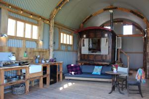 ein Wohnzimmer mit einem Sofa und einem Tisch in der Unterkunft The Edwardian Caravan 'Dora' in Lampeter