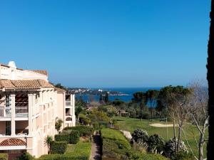 - une vue sur un bâtiment et un parcours de golf dans l'établissement Studio 4P Vue Mer Calme Cap Esterel, à Saint-Raphaël