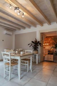 una sala da pranzo bianca con tavolo e sedie bianchi di Cà Nova B&B a Rivoli Veronese Altre 28 foto