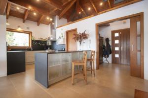 Η κουζίνα ή μικρή κουζίνα στο Catalunya Casas Infinity pool and views 20min to Barcelona