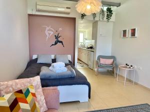 1 dormitorio con 1 cama y sala de estar en Ein Hod - Artists Village en ‘En Hod