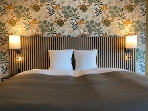 A bed or beds in a room at Hotel Dalgas, BW Signature Collection