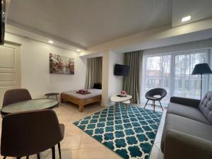 uma sala de estar com um sofá e uma mesa em J.Simpsono apartamentai em Palanga