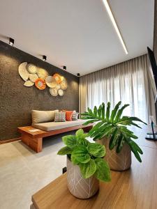 圣米格尔-杜斯米拉格里斯Villa Kamby 103B的带沙发和桌子的客厅