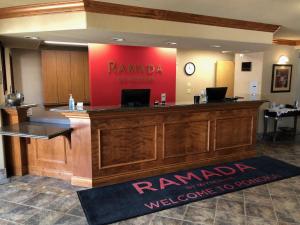 Fuajee või vastuvõtt majutusasutuses Ramada by Wyndham Ponoka