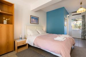 カラマタにあるSerenity and Relaxing Studioの青い壁のベッドルーム1室(大型ベッド1台付)