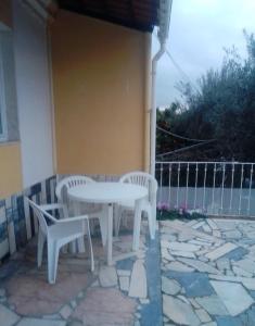 einen weißen Tisch und zwei Stühle auf einer Terrasse in der Unterkunft Casas da Saibreira - nº2 in Elvas