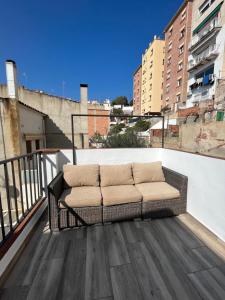 d'un canapé installé au-dessus d'un balcon. dans l'établissement Apartamento St Zenon, à Arenys de Mar