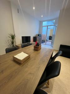 une salle de conférence avec une table et des chaises en bois dans l'établissement Apartamento St Zenon, à Arenys de Mar