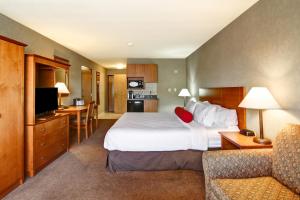 Voodi või voodid majutusasutuse Ramada by Wyndham Ponoka toas