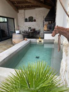 a swimming pool in the middle of a house at Maison 3 chambres cour/bassin in Pernes-les-Fontaines
