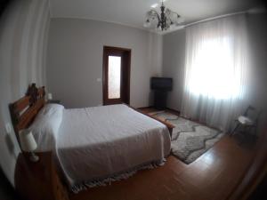 1 dormitorio con cama blanca y ventana en Affittacamere B&B Caorso, en Caorso