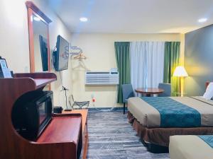 Postel nebo postele na pokoji v ubytování Rodeway Inn Winslow I-40