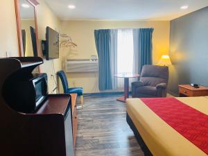 um quarto de hotel com uma cama e uma televisão em Rodeway Inn Winslow I-40 em Winslow