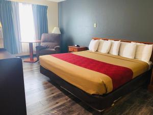 Postel nebo postele na pokoji v ubytování Rodeway Inn Winslow I-40