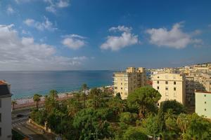 uma vista para uma cidade com o oceano e edifícios em AC Hotel by Marriott Nice em Nice