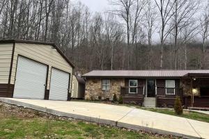 une maison avec un garage et une allée dans l'établissement Quiet Getaway, à La Follette