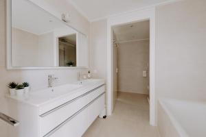 Giường trong phòng chung tại Stijlvol appartement op strand Makkum
