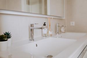 Phòng tắm tại Stijlvol appartement op strand Makkum
