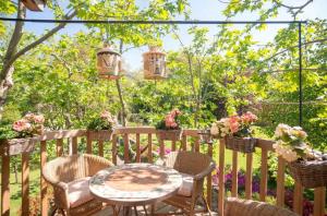 un patio con mesa y sillas en Lake Como Dream Tree House, en Como