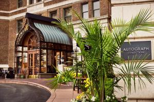 um edifício com uma planta em frente em The Raphael Hotel, Autograph Collection em Kansas City