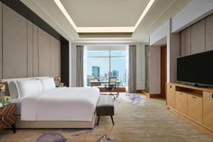 TV a/nebo společenská místnost v ubytování The Ritz-Carlton Jakarta, Pacific Place