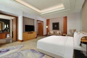 TV a/nebo společenská místnost v ubytování The Ritz-Carlton Jakarta, Pacific Place