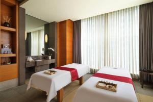 Postel nebo postele na pokoji v ubytování The Ritz-Carlton Jakarta, Pacific Place