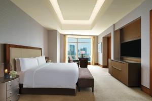 TV a/nebo společenská místnost v ubytování The Ritz-Carlton Jakarta, Pacific Place