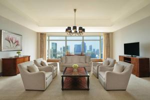 TV a/nebo společenská místnost v ubytování The Ritz-Carlton Jakarta, Pacific Place