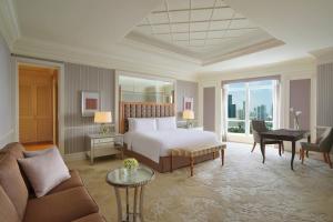 Postel nebo postele na pokoji v ubytování The Ritz-Carlton Jakarta, Pacific Place