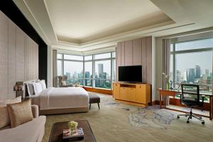 TV a/nebo společenská místnost v ubytování The Ritz-Carlton Jakarta, Pacific Place