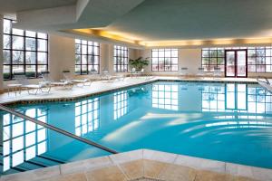 ein großer Pool mit blauem Wasser in einem Gebäude in der Unterkunft Renaissance Tulsa Hotel & Convention Center in Tulsa