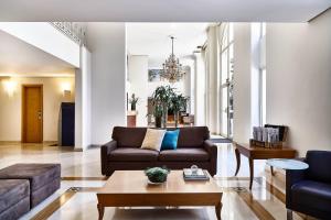 聖保羅的住宿－聖保羅萬豪行政公寓，客厅配有两张沙发和一张咖啡桌