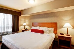 Voodi või voodid majutusasutuse Ramada by Wyndham Ponoka toas