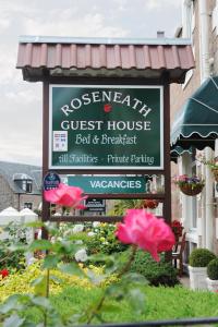 um sinal para uma casa de hóspedes com flores cor-de-rosa em Roseneath Guest House em Inverness