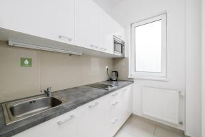 Kuchyň nebo kuchyňský kout v ubytování Self check-in apartments by Amber