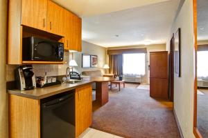Köök või kööginurk majutusasutuses Ramada by Wyndham Ponoka
